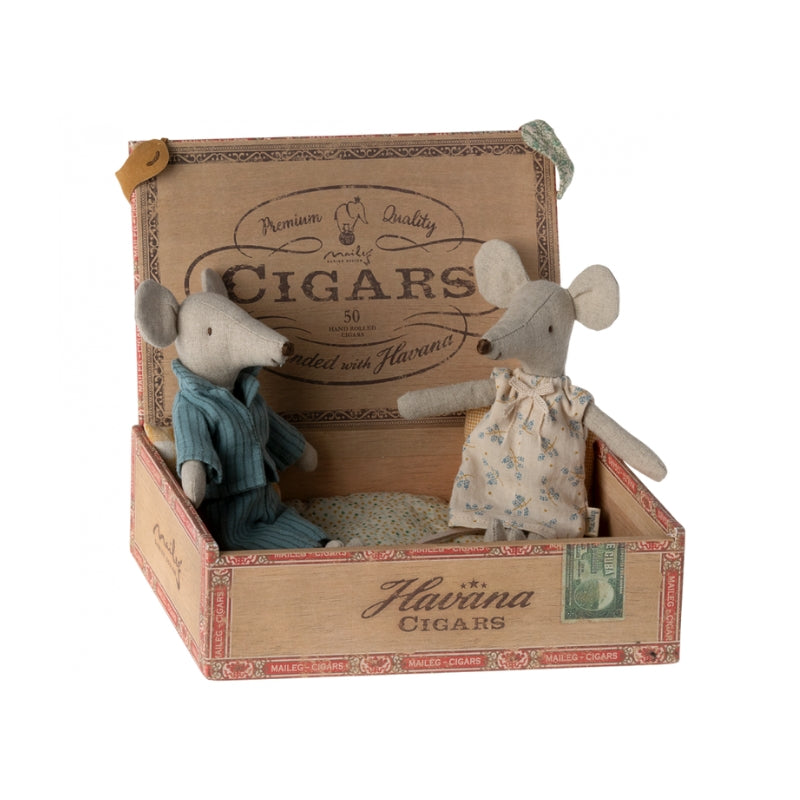 Vader en moeder muis van Maileg in een sigarendoosje