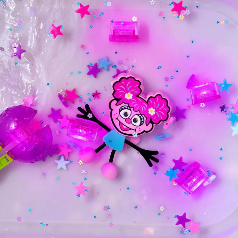 Glo Pals - sensorische lichtgevende blokjes voor in bad of sensorisch spel - Sesamstraat Abby - 2 stuks incl. speelvriendje