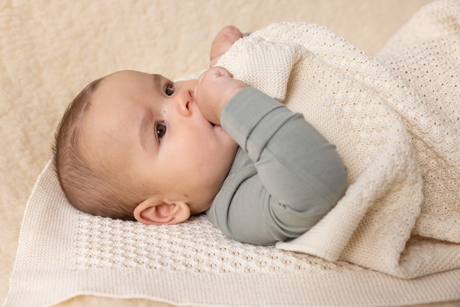 Wollen babykleding in de zomer: waarom merino wol koelt