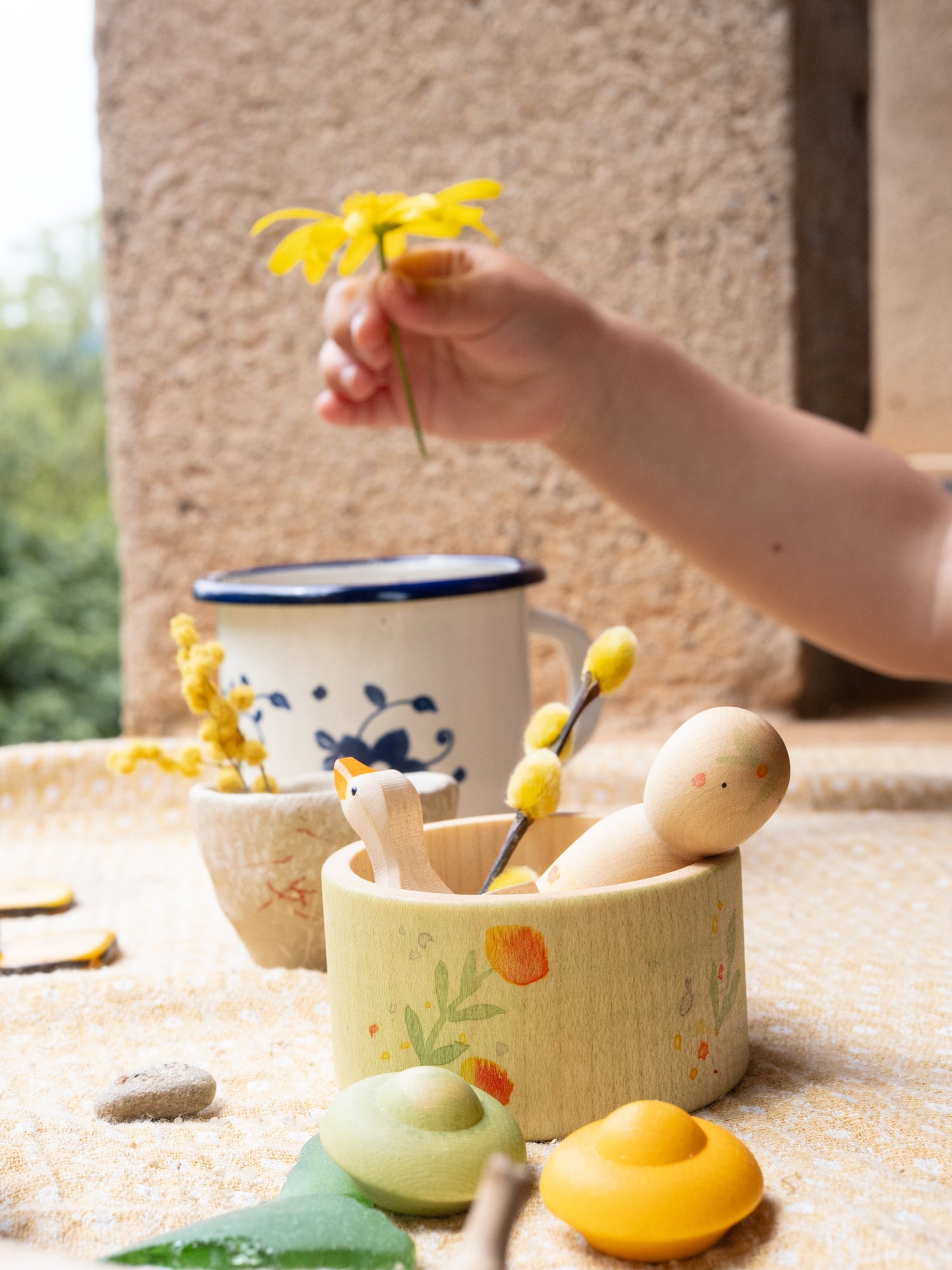 Tuff Tray lente-ideeën: speel de natuur binnen met Grapat & Holztiger