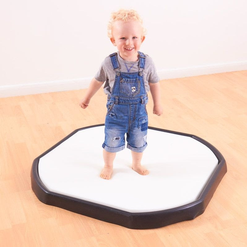Tuff tray buiten: 6 sensorische zomerideeën (peuter & kleuter)
