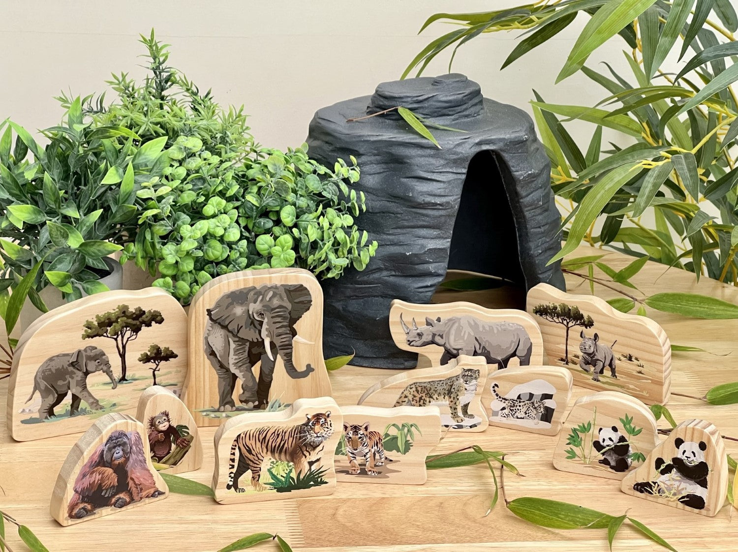 Yellow Door - Bedreigde dierenfamilies houten karakters