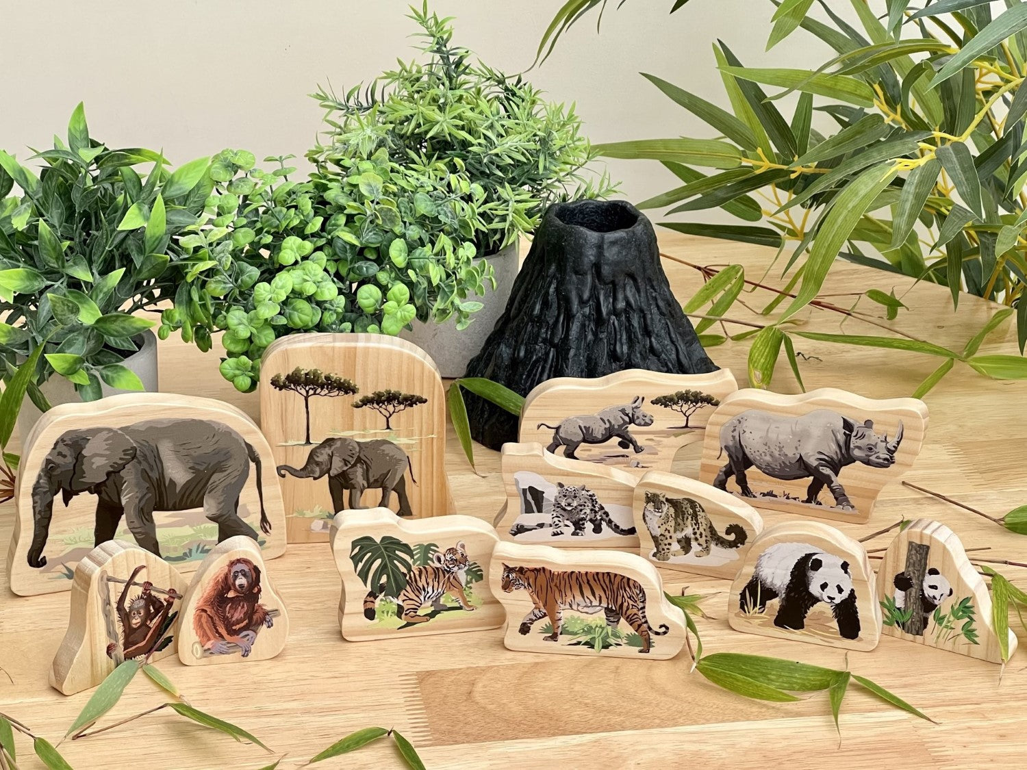 Yellow Door - Bedreigde dierenfamilies houten karakters