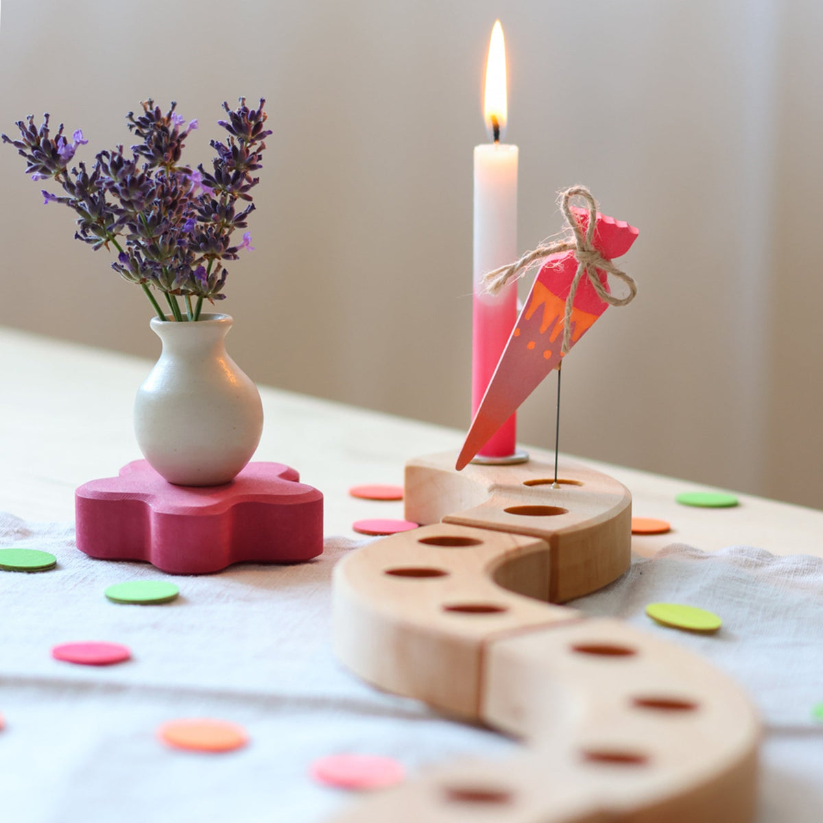 Grimm's - Houten decoratiefiguur schoolkegel neonroze