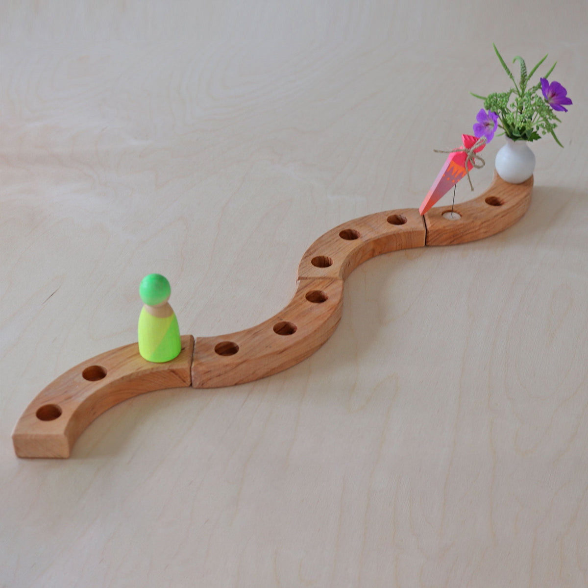 Grimm's - Houten decoratiefiguur schoolkegel neonroze