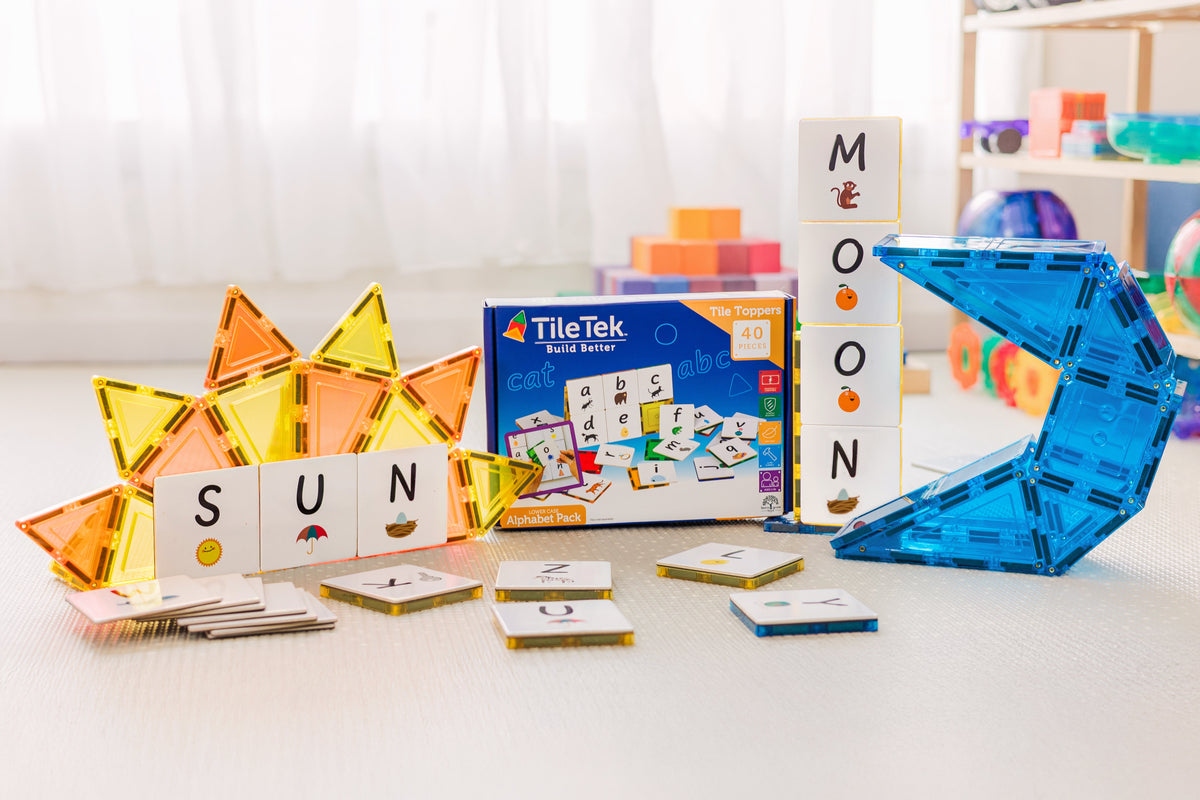 Kind legt woorden met TileTek lettertoppers