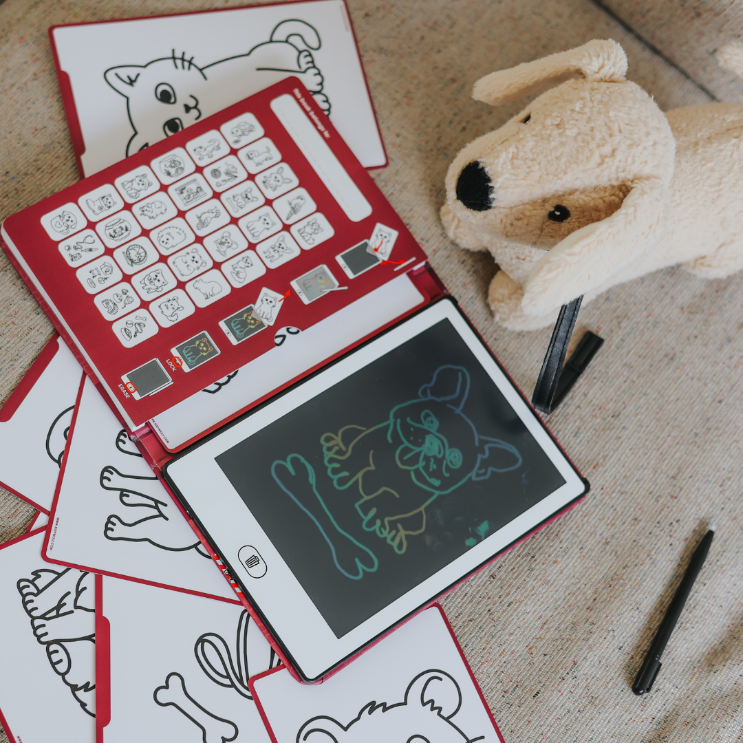 Opengeklapt tekentablet met kaarten en een knuffelhond