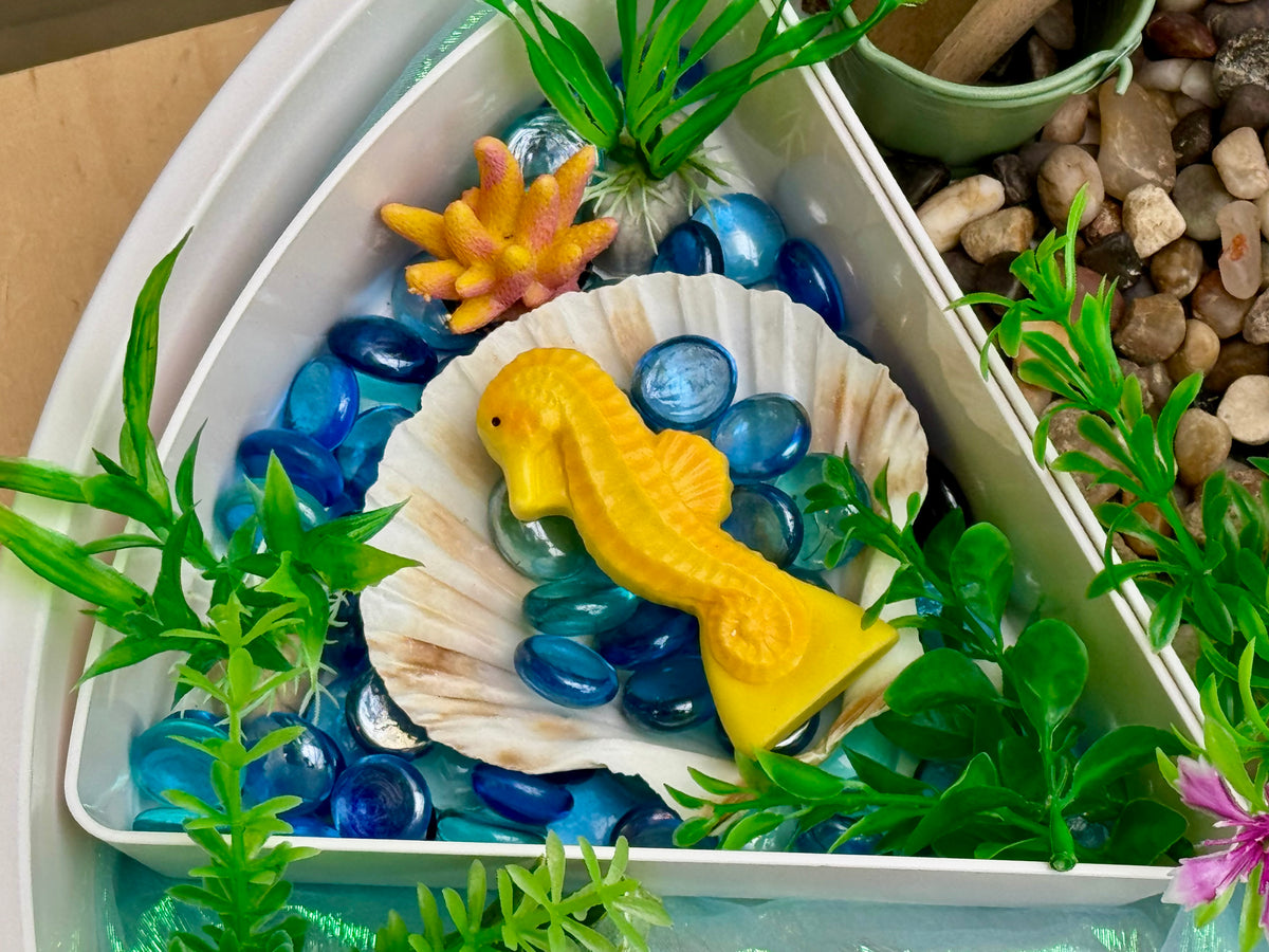 Zeedieren van steen met blauwe steentjes