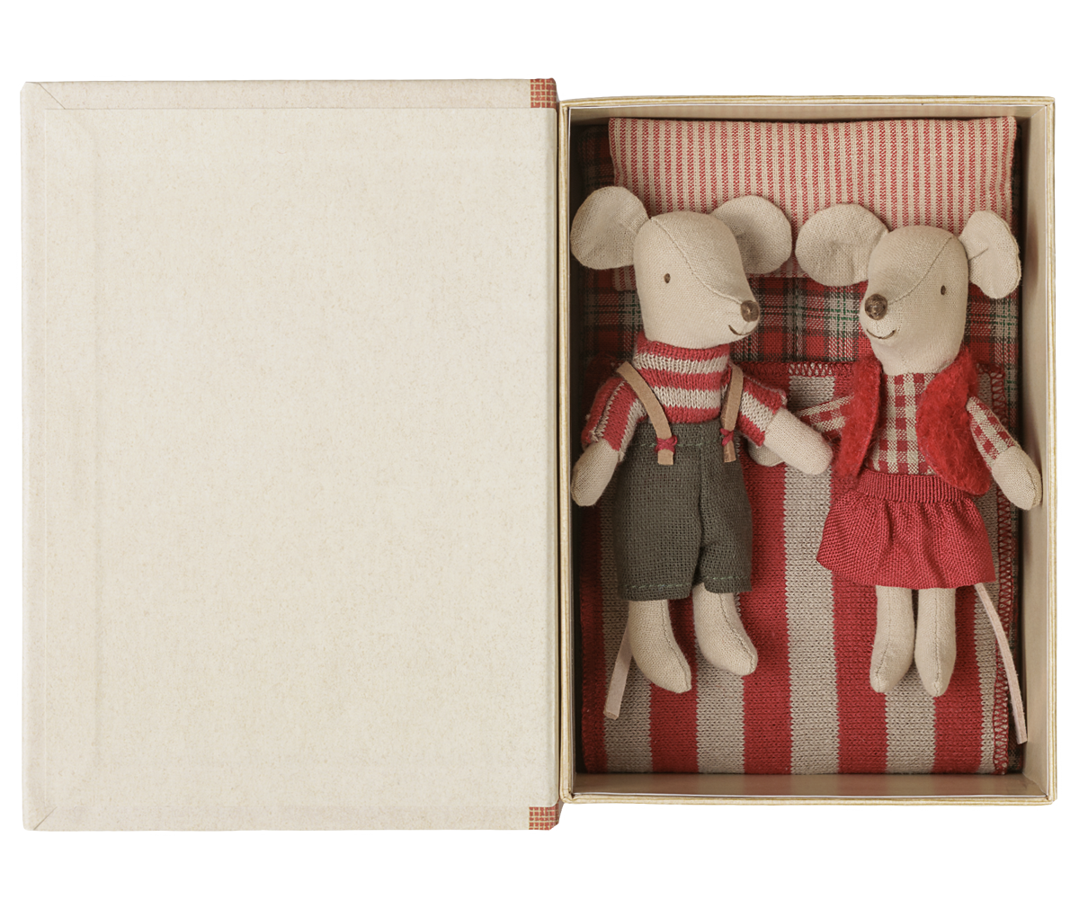 Maileg - Kersttweelingmuisjes, Klein zusje en broertje in boek