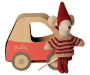 Maileg - Kerstmuis Zusje in Autodoosje