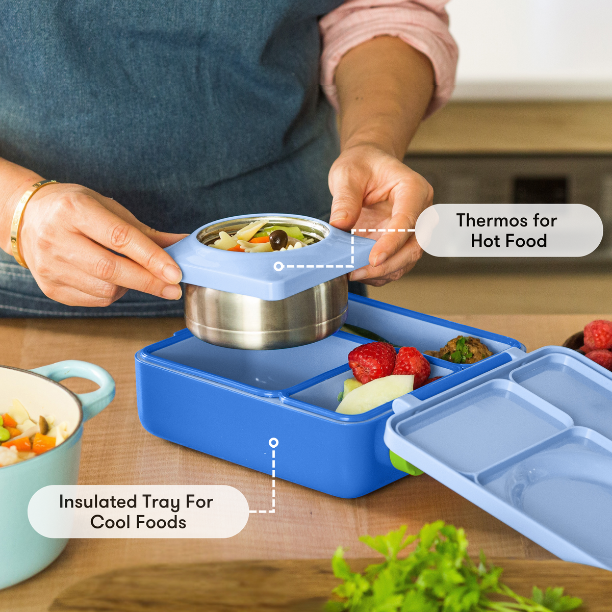 OmieBox Sea Blue wordt geopend door kinderhanden