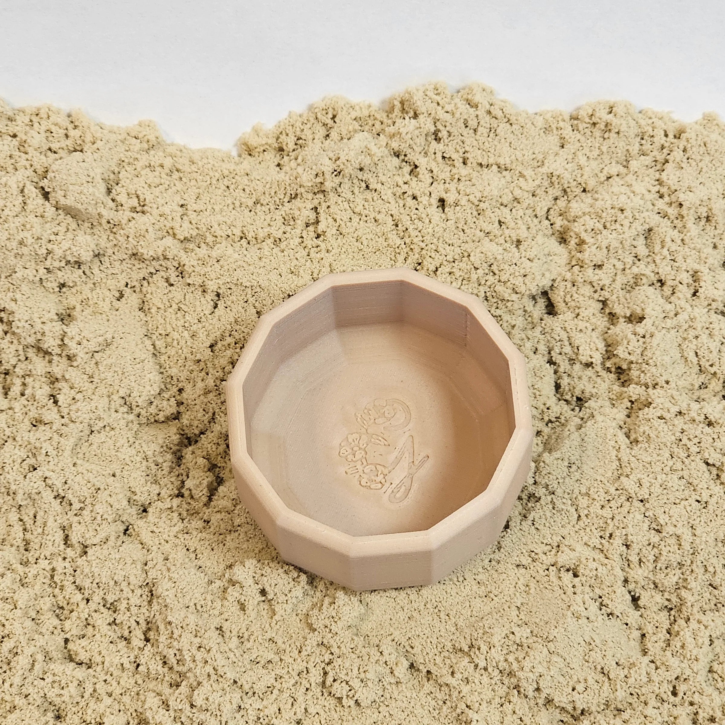 GENIO KIDS Smart Sand Magisch Zand – 1 Kg – Constructieset Met Zandbak, Vrachtwagen & Graafmachine – Speelzand Voor Kinderen 3-9 Jaar – Plakt Niet, Droogt Niet Uit