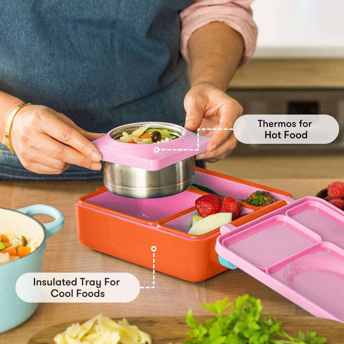 OmieBox Pink Berry wordt geopend door kinderhanden