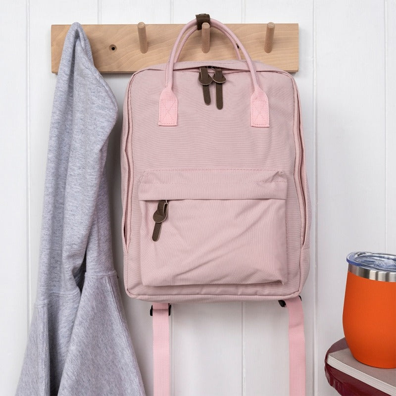 Kind draagt Rex London compacte rugzak roze