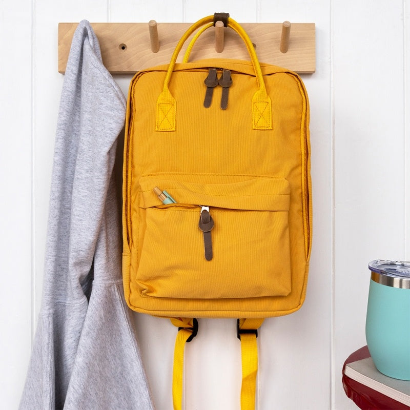 Kind draagt Rex London compacte rugzak geel