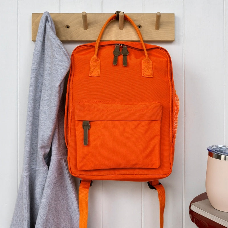 Kind draagt Rex London compacte rugzak oranje