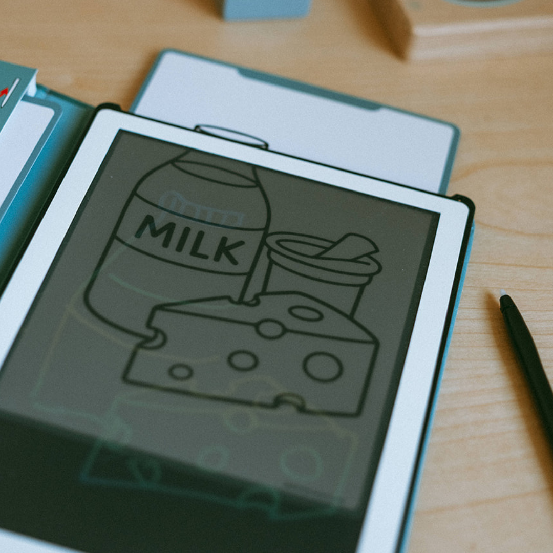 Pak melk en kaas nagetekend op het LCD-scherm