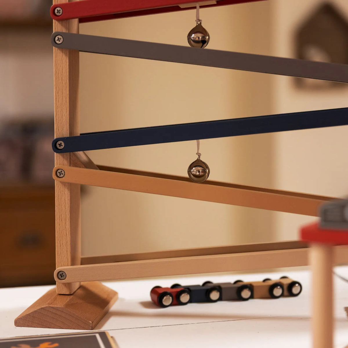Egmont Toys - Houten glijbaanspel met 4 auto's en bel