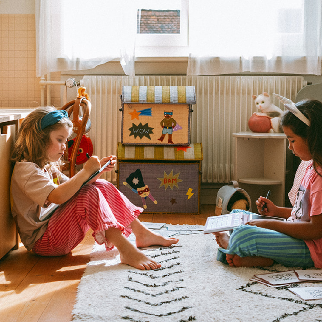 Twee kinderen tekenen samen met de Kidydraw-mini tekentabletten