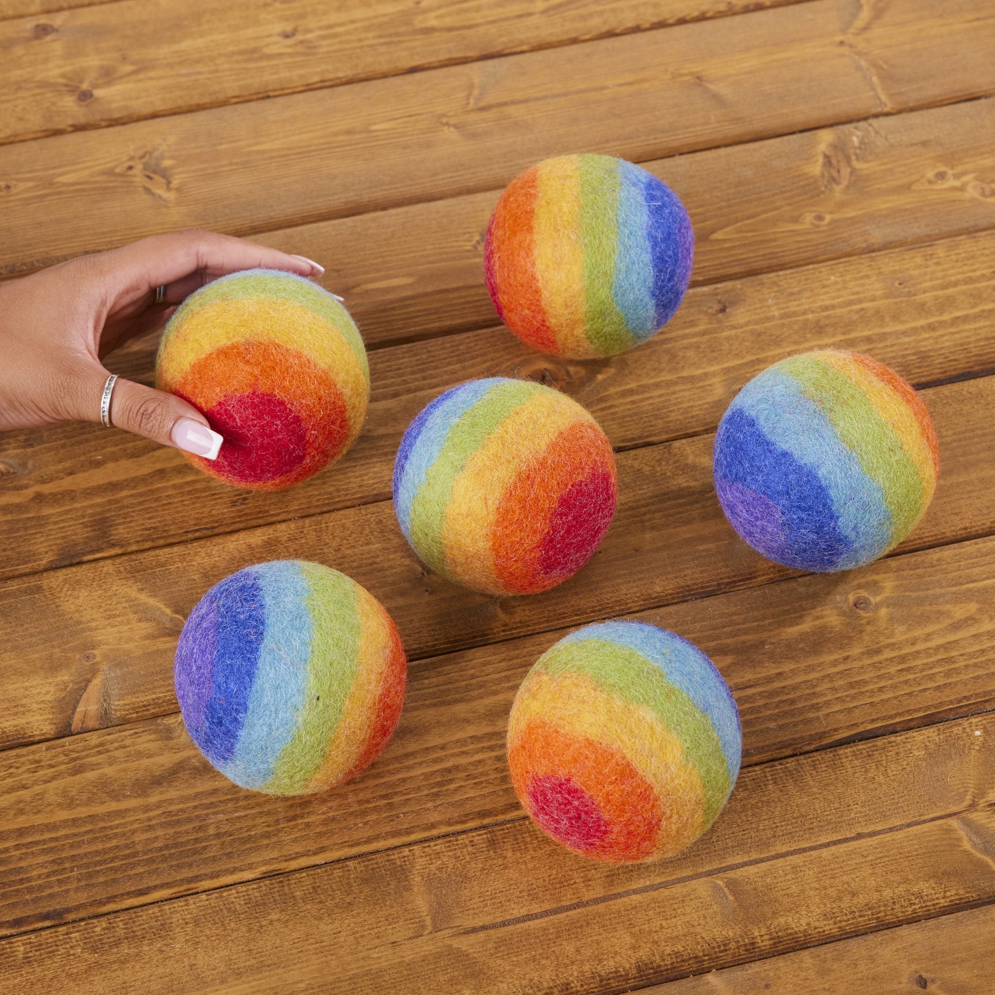 Cosy - Vilten Regenboogballen