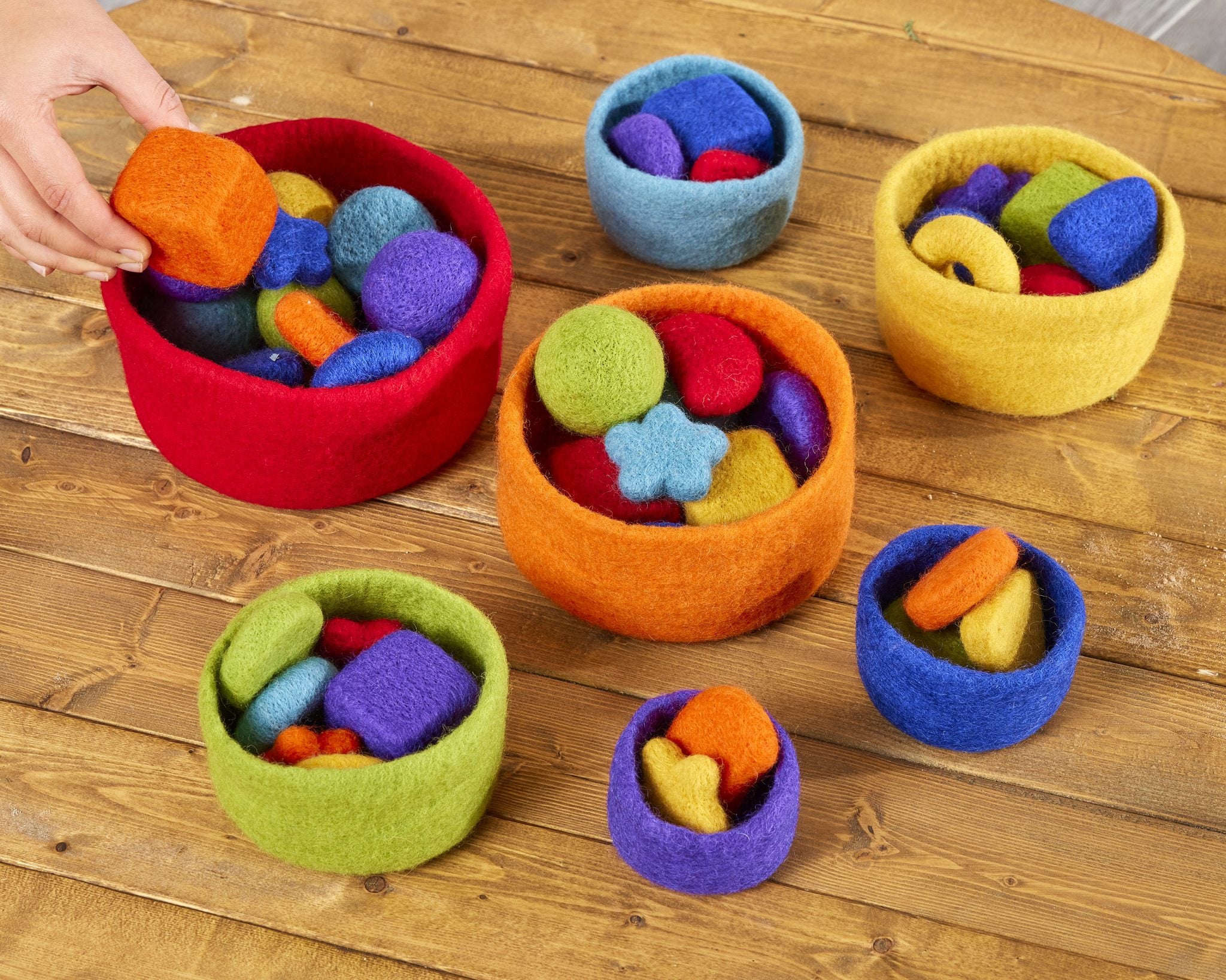 Cosy - Vilten Regenboog Nestschalen (7 stuks)