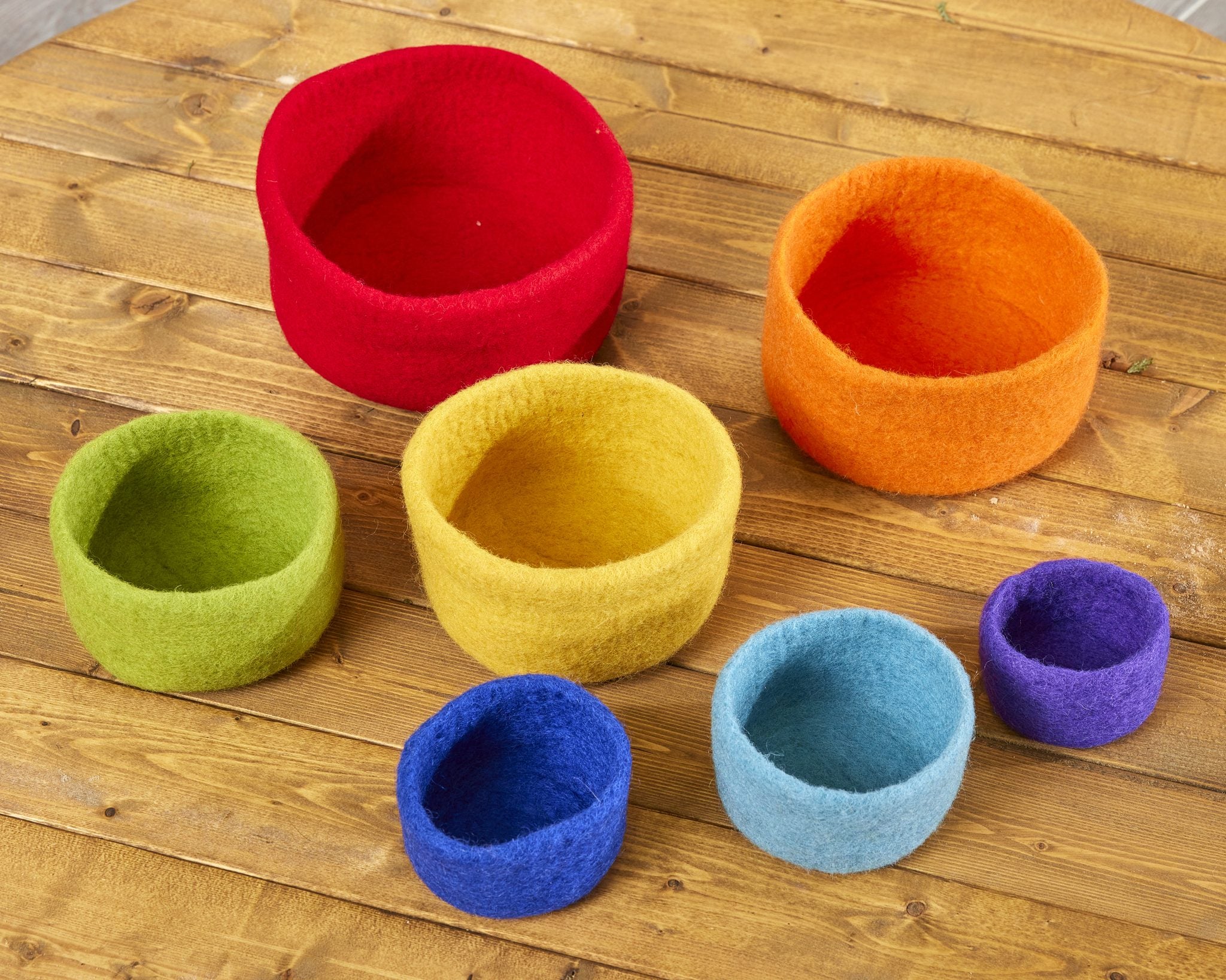 Cosy - Vilten Regenboog Nestschalen (7 stuks)