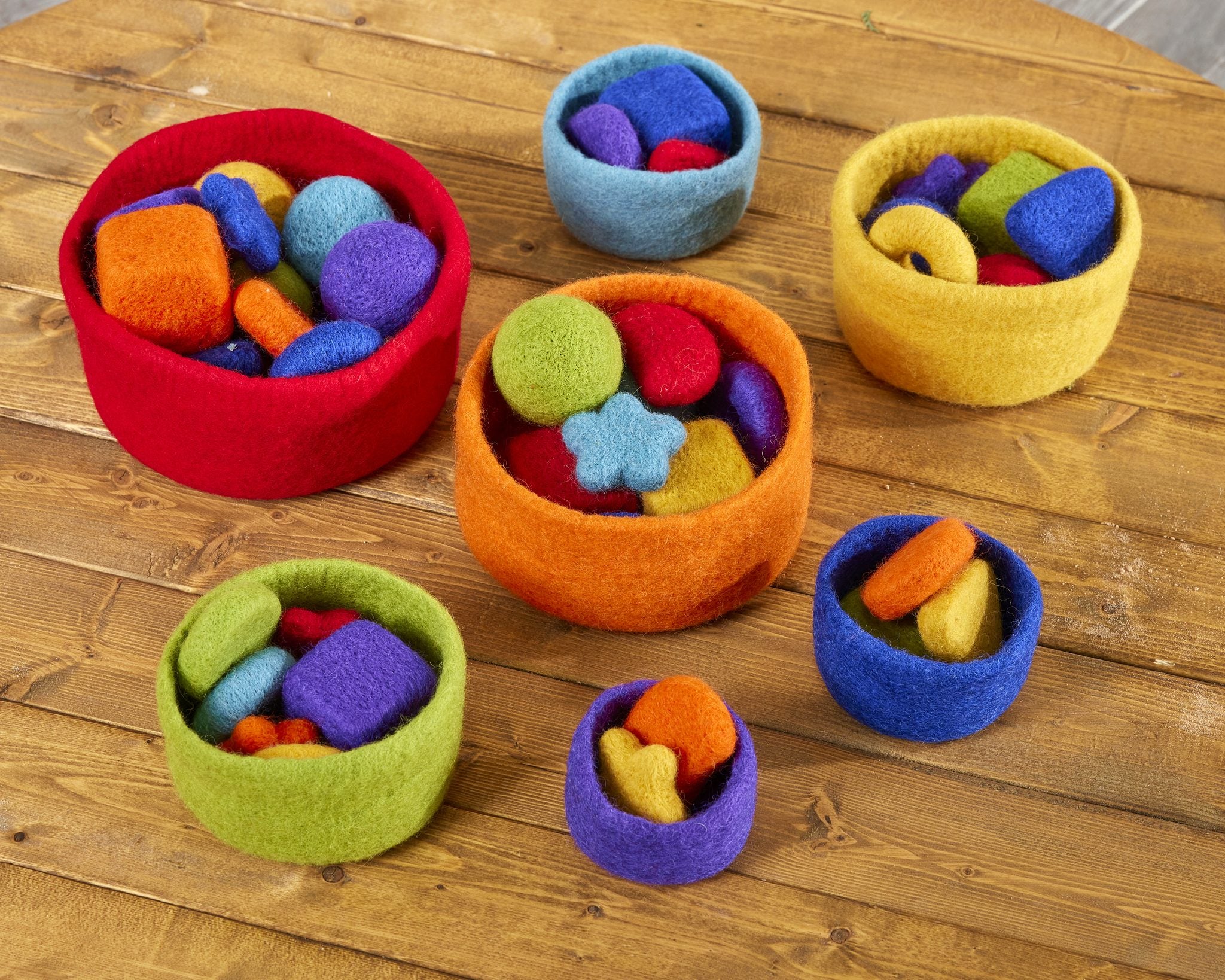 Cosy - Vilten Regenboog Nestschalen (7 stuks)