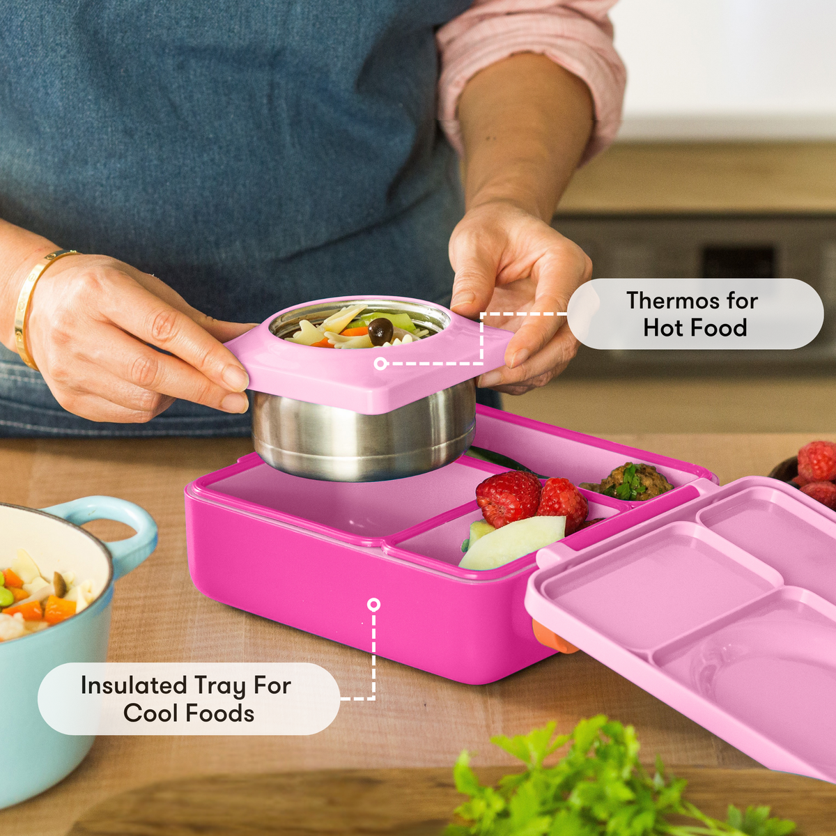 OmieBox Pixie Pink wordt geopend door kinderhanden