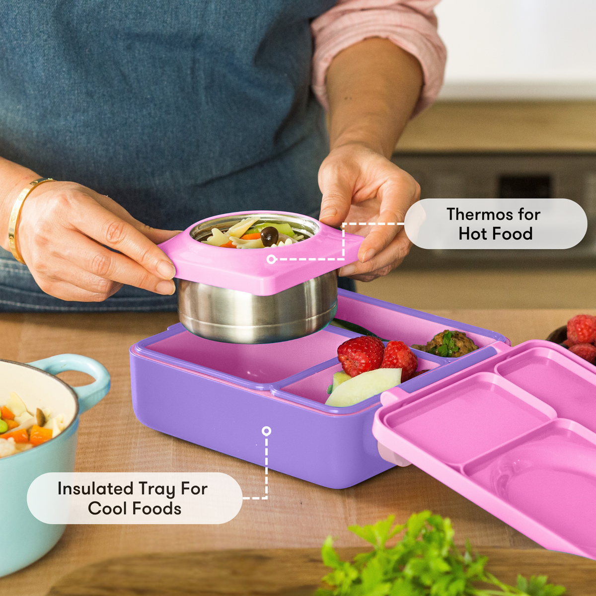 OmieBox Unicorn Pink wordt geopend door kinderhanden