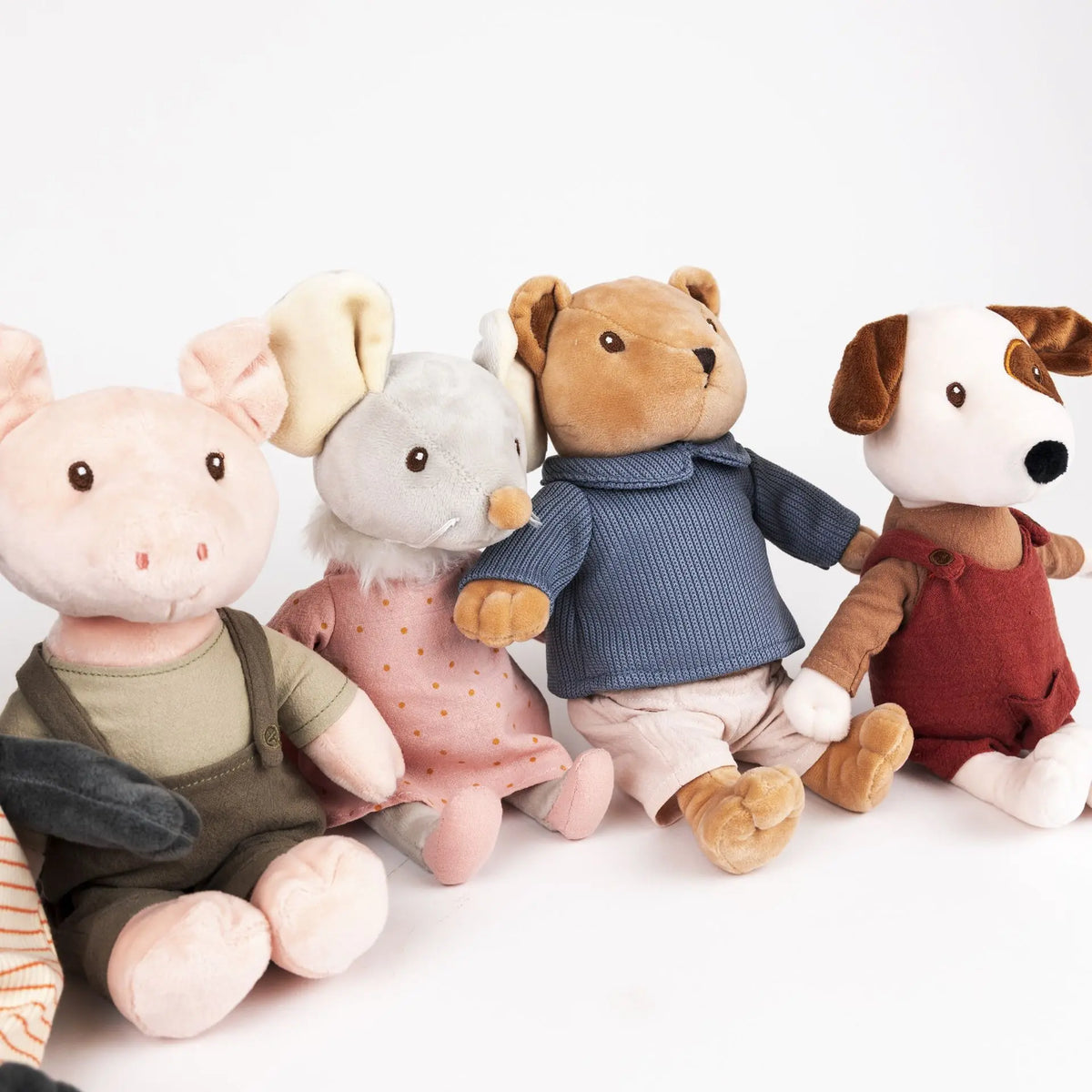 Egmont Toys - Eddie de hond knuffel met ooglapje en tuinbroek