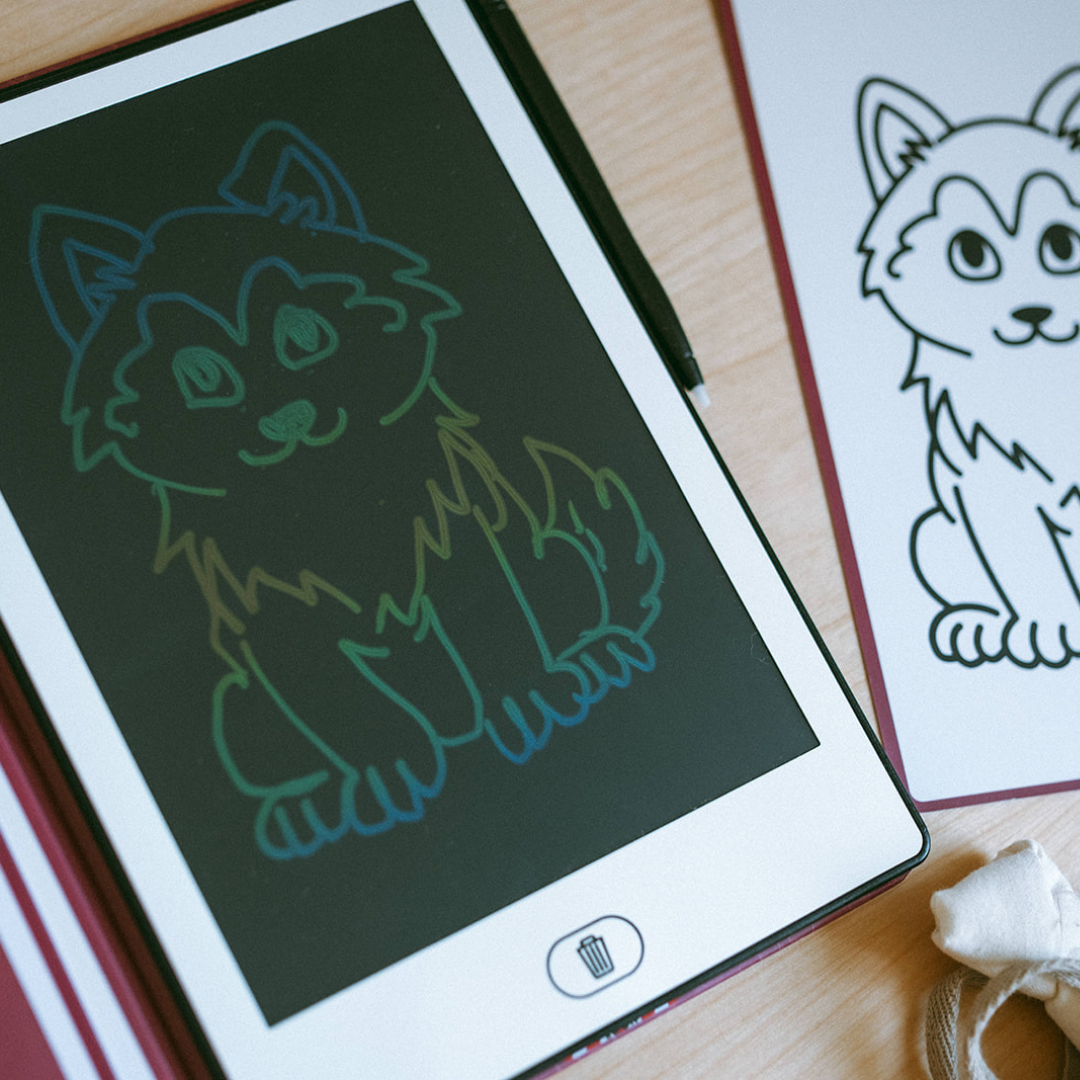 Hond nagetekend in kleur op het LCD-scherm van de Kidydraw-mini