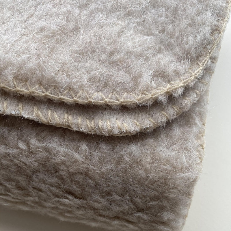 Gestikte randen van de wollen deken. 