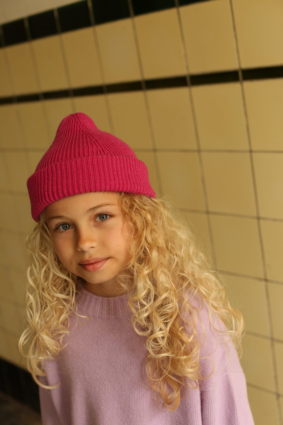 Hvid wollen mutsje Fonzie KIDS fuchsia