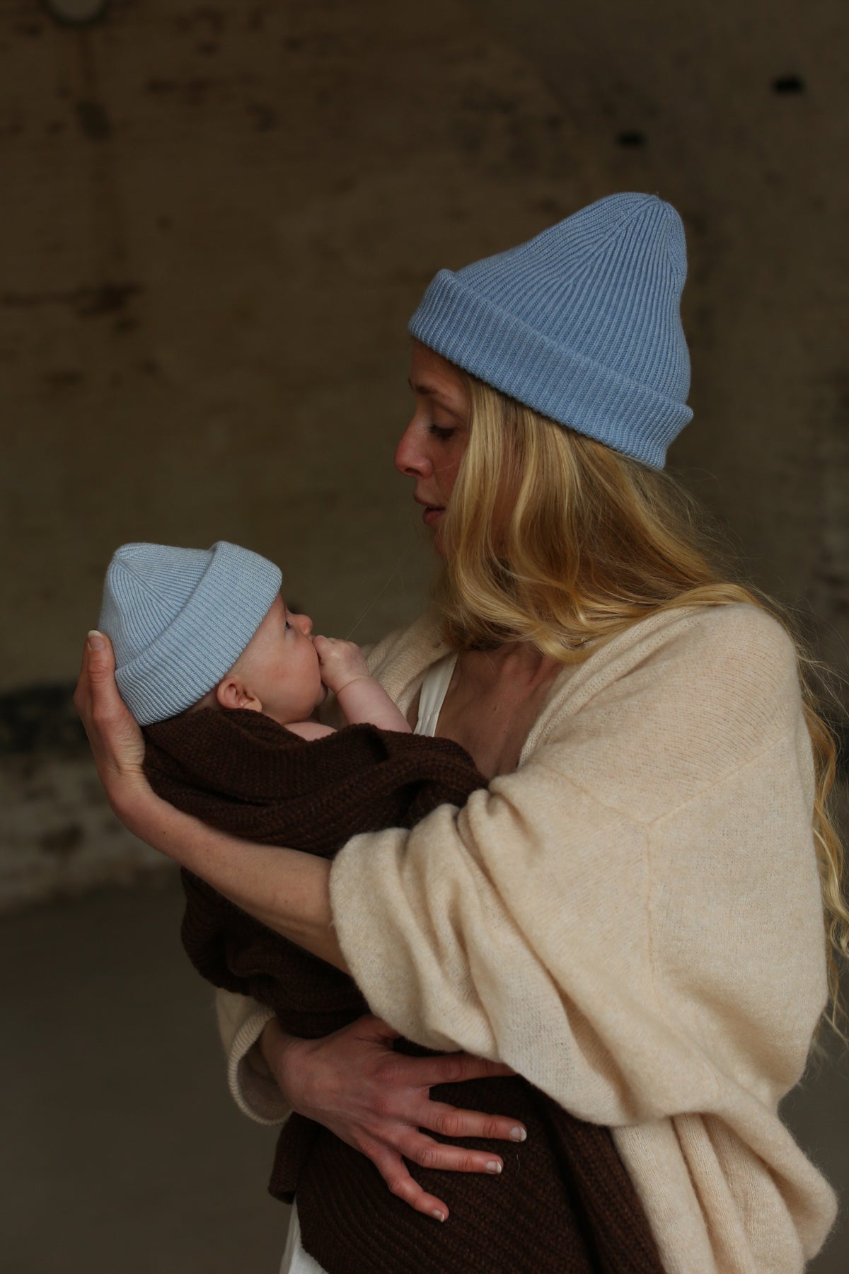 Hvid wollen newborn mutsje Fonzie sky