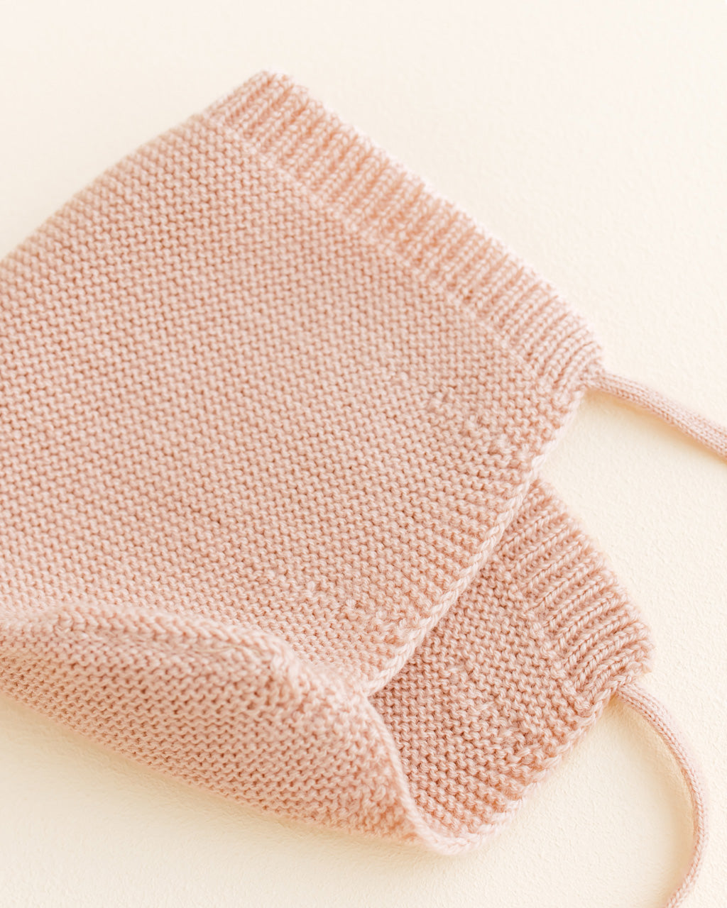 Hvid wollen newborn bonnet apricot