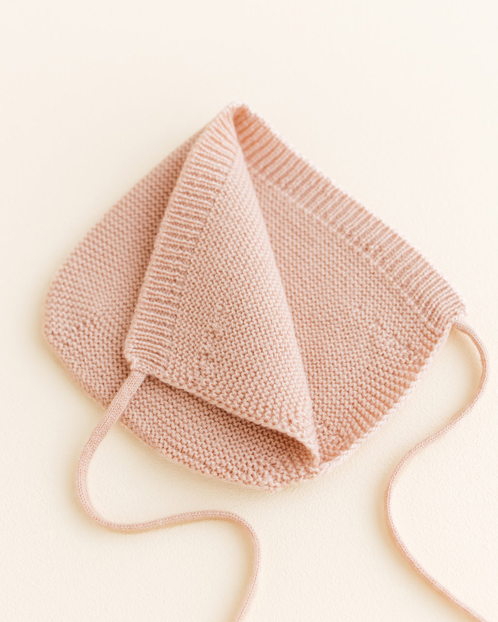 Hvid wollen newborn bonnet apricot