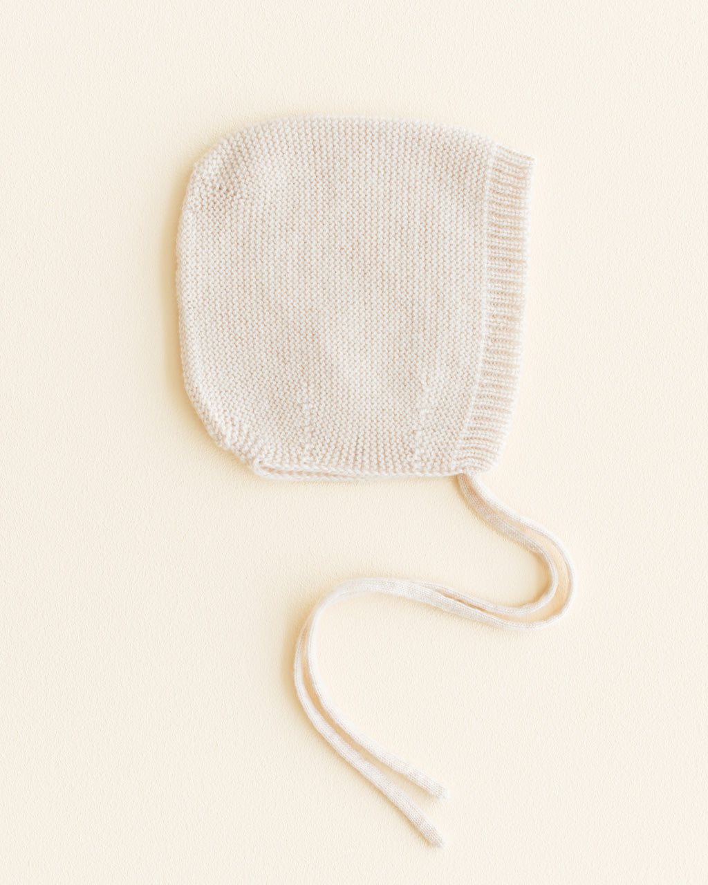 Hvid wollen newborn bonnet cream