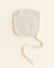 Hvid wollen newborn bonnet cream