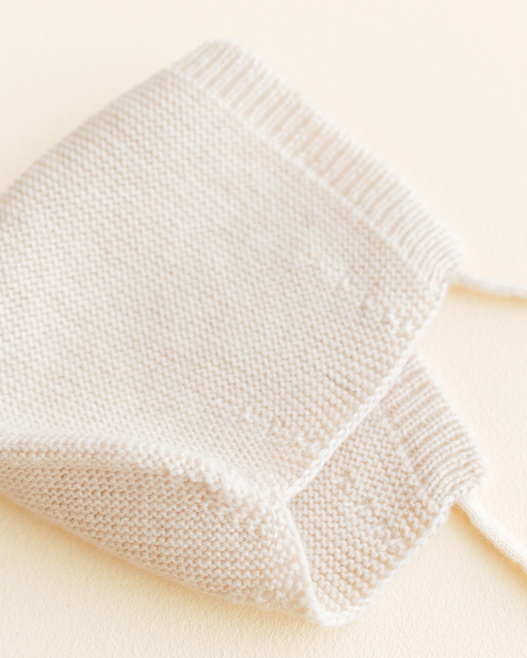 Hvid wollen newborn bonnet cream
