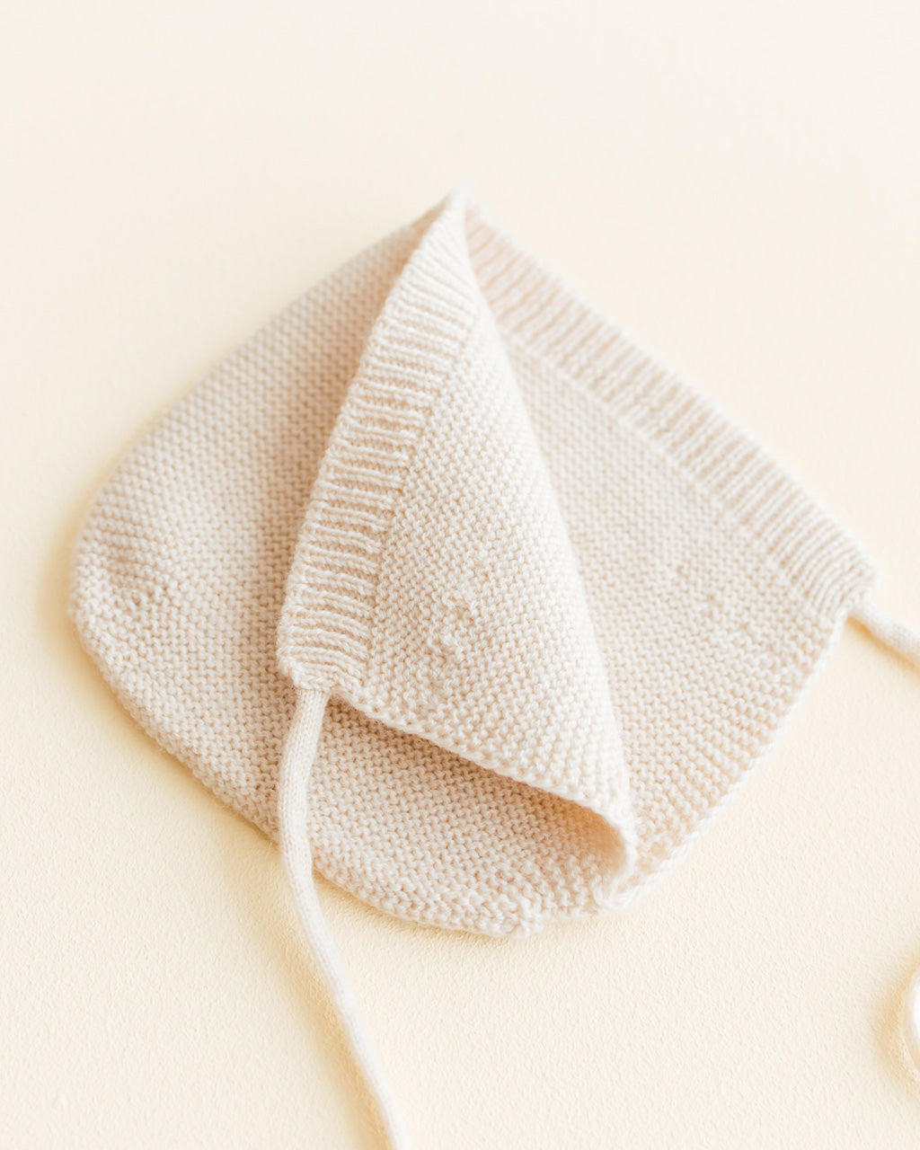 Hvid wollen newborn bonnet cream