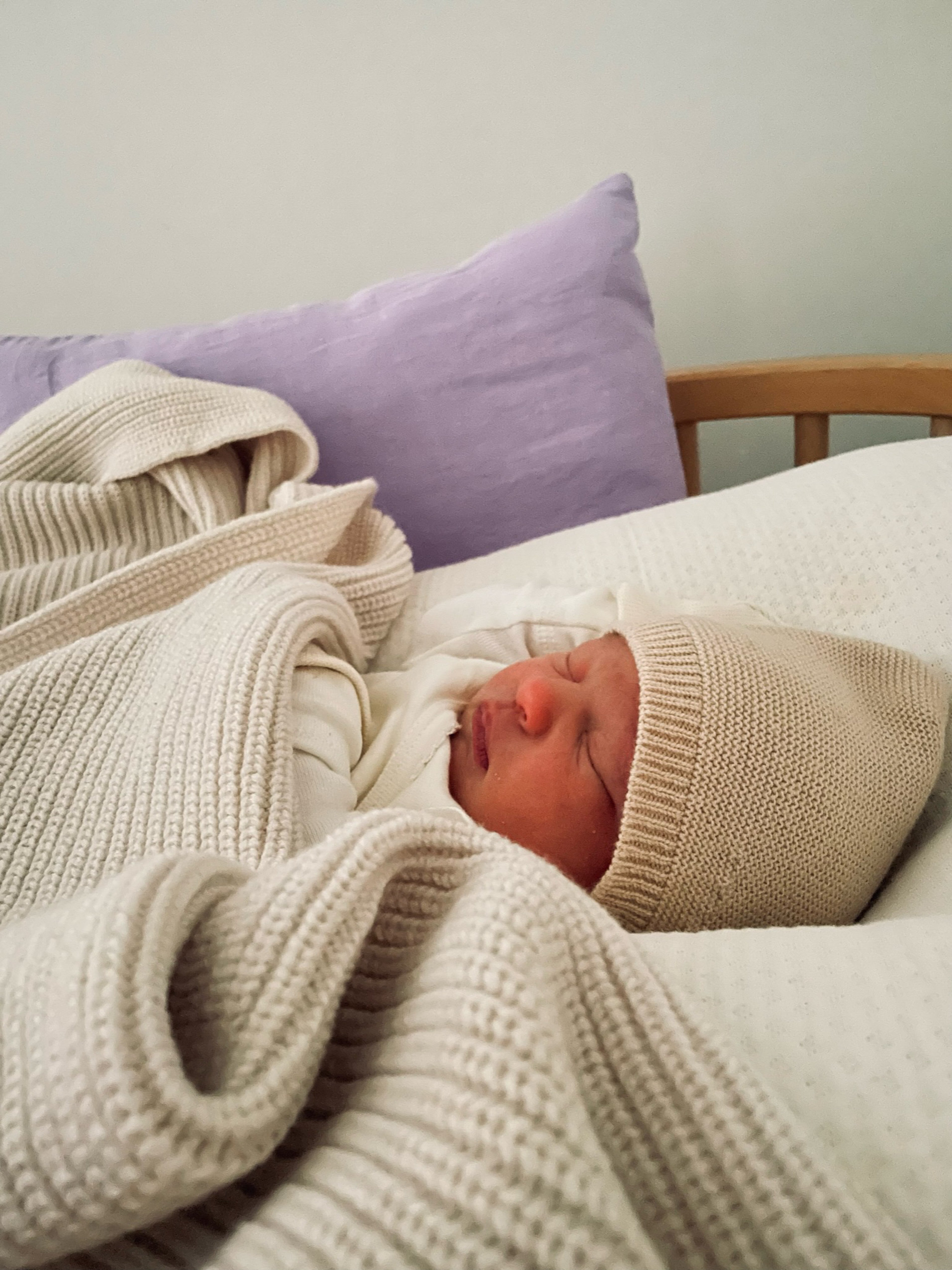 Hvid Wollen newborn bonnet Oat