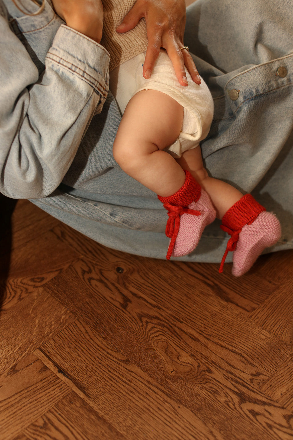 Hvid slofjes Cotton Candy/Red gedragen
