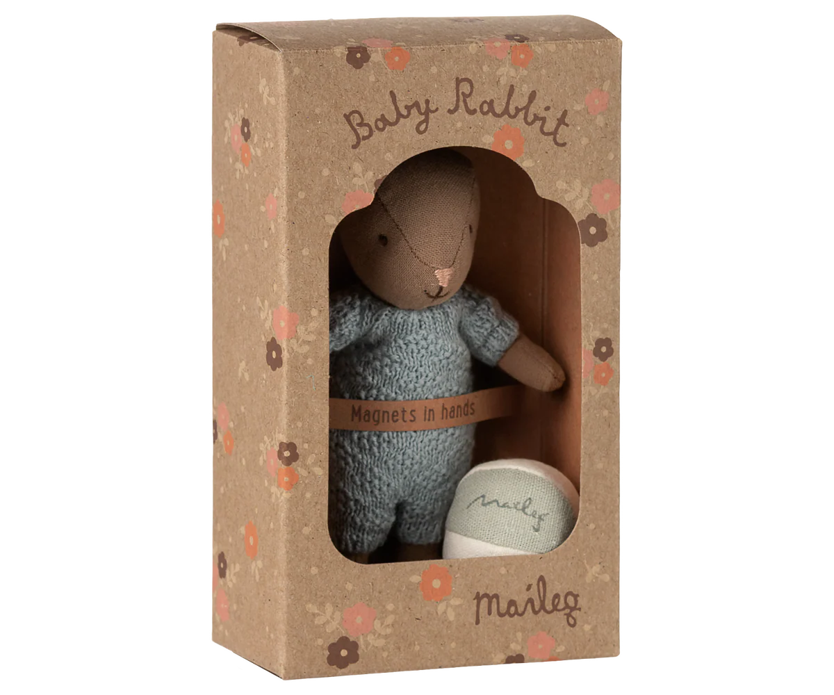 Maileg - Knuffel konijn met bal - Micro - Brown Blue