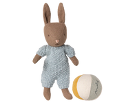 Maileg - Knuffel konijn met bal - Micro - Brown Blue