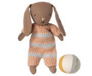 Maileg - Knuffel konijn met bal - Micro - Brown - Dusty rose
