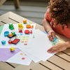 Kind stempelt de Numberblocks figuren op papier