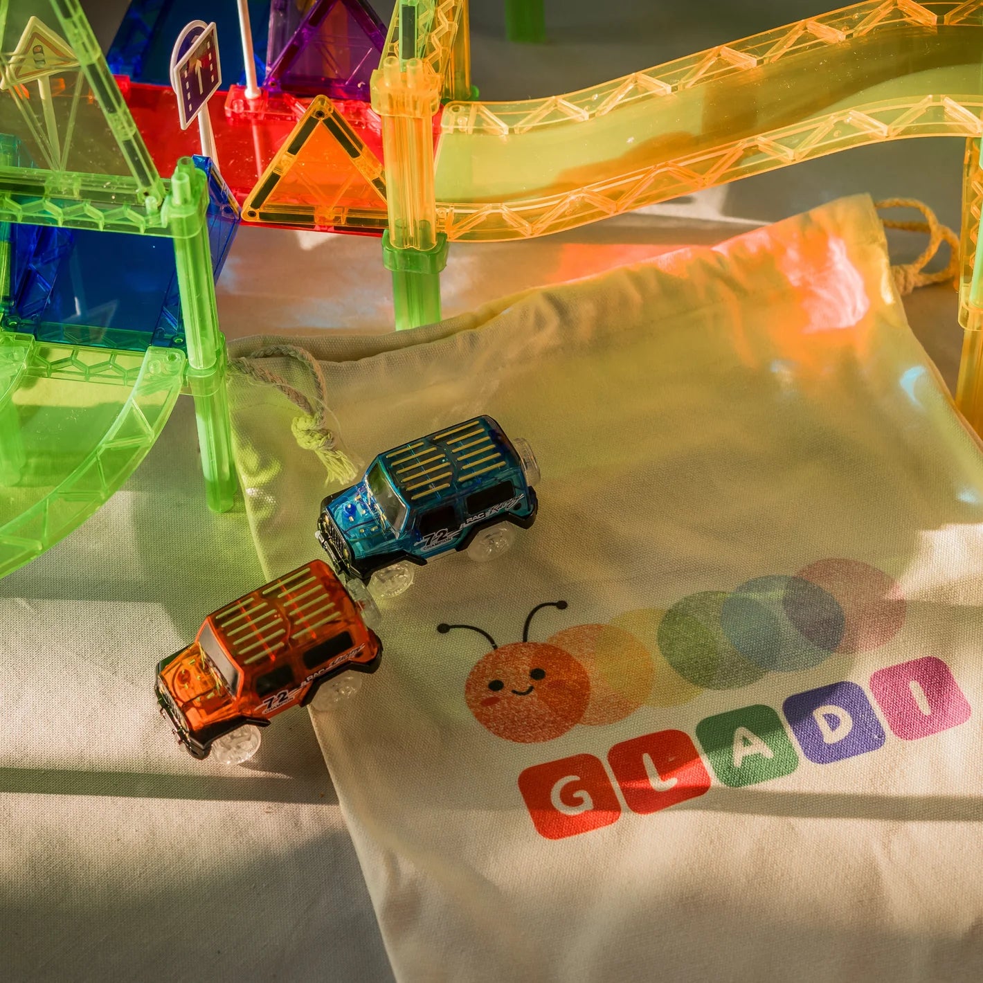 Gladi Tiles - 2 racebaan auto's - Magnetic Tiles - Magnetisch Speelgoed