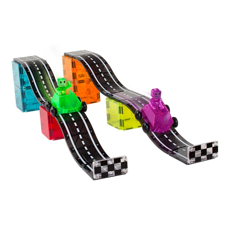 Twee Magna-Tiles racebanen met racewagens die het tegel elkaar opnemen.