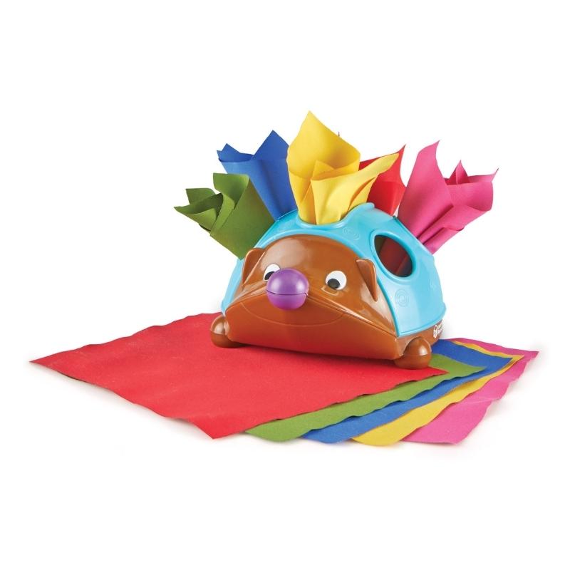 Spike the fine motor hedgehog tissue pall op de grond met doekjes