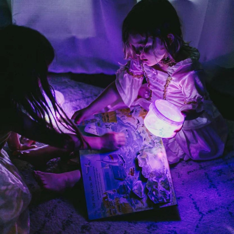 Twee kinderen spelen met een bakje gevuld gevuld met water en de Lumi Glo Pals blokjes